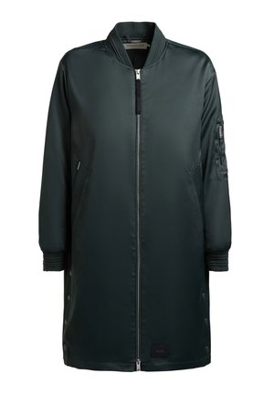 Mørkegrøn lang bomberjakke med lynlås foran, ribbet krave og manchetter, sidelommer og lynlåslomme på venstre ærme.