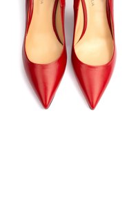 Pumps a punta in pelle rossa con finitura liscia e tagli curvi ai lati. La fodera interna è beige e le suole sono nere.