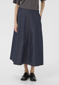 Fustă maxi din denim de culoare albastru închis, cu o textură netedă, siluetă largă, buzunare laterale și detalii de cusătură galbenă în contrast.