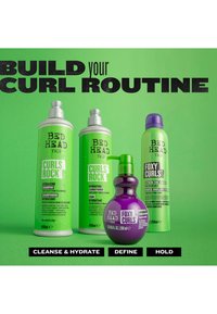 Quatre produits capillaires Bed Head pour boucles sur fond vert avec le texte "Build your curl routine" et les étapes "Cleanse & Hydrate," "Define," et "Hold."