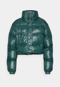 Doudoune courte vert foncé avec col haut, manches longues, poches latérales et un petit logo noir "HH" sur la poitrine gauche.