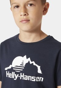 Námořnická modrá bavlněná tričko s bílou grafikou hor a slunce, s výrazně zobrazenou značkou 'Helly-Hansen' níže.