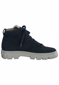 Bottes montantes en daim bleu marine avec une surface texturée, bout rond et semelle blanche épaisse. Elles sont dotées de lacets et d'un onglet de talon arrière contrastant.
