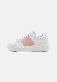 Weißer Sneaker mit einem pinkfarbenen Lederpaneel. Verfügt über eine runde Zehenpartie, flachen Schnürverschluss und eine dicke weiße Gummisohle. Glatte Textur.