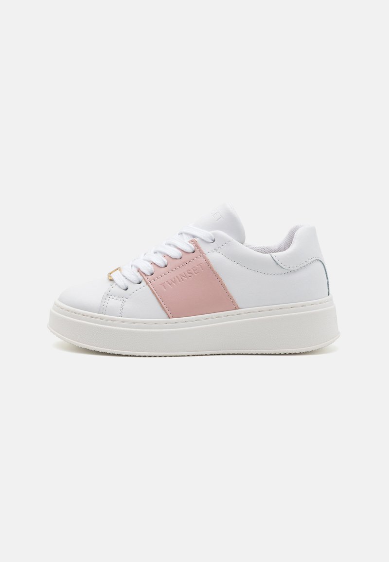 Weißer Sneaker mit einem pinkfarbenen Lederpaneel. Verfügt über eine runde Zehenpartie, flachen Schnürverschluss und eine dicke weiße Gummisohle. Glatte Textur.