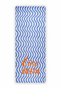 Strandlaken met een golvend blauw-wit patroon en oranje tekst "Ciao Bella." Gemaakt van zachte, absorberende stof.