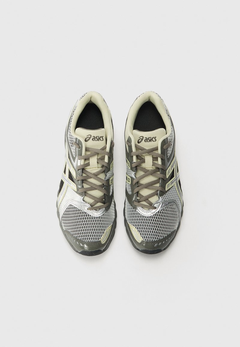 Grijze en zwarte hardloopschoenen met mesh-panelen, ronde neus, contrasterende veters en merklogo op de tong. Lichtgewicht ontwerp voor comfort.