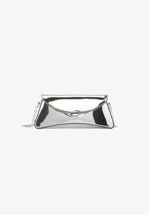 Metallisch silberne Clutch mit einem schlanken, verlängerten Design. Verfügt über eine geschwungene Klappe, einen Kettenriemen und eine glatte, reflektierende Oberfläche.