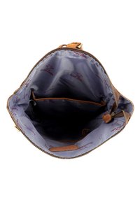 Ruda odinės rankinės su užtrauktuku uždarymu, su šviesiai mėlynu vandeniui atspariu vidumi ir kišenėle su prekės ženklo logotipu.