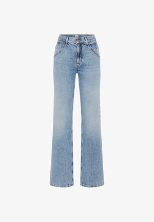 Lichtblauwe high-waist spijkerbroek met voorkantenzakken, knoopsluiting en wijde pijpen op een witte achtergrond.