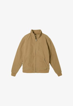 Giacca con zip color marrone chiaro con colletto alto, due tasche frontali e una tasca sul petto; realizzata in tessuto resistente con una texture liscia.