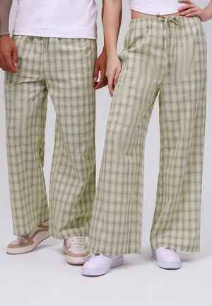 Pantalons à carreaux verts clairs avec une coupe décontractée, dotés d'une taille élastique et d'un cordon de serrage. Fabriqués dans un tissu doux avec une texture lisse.