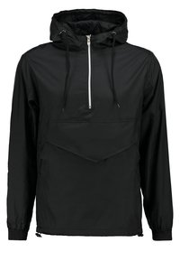 Zwarte windbreaker jacket gemaakt van lichtgewicht materiaal. Kenmerken zijn een voorvak, verstelbare capuchon, half-ritssluiting en elastische manchetten.
