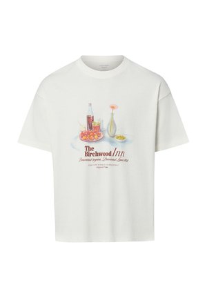 Biała koszulka z nadrukiem wazonu z kwiatem, napojami, przekąskami oraz tekstem "The Birchwood Inn" i adresem poniżej.