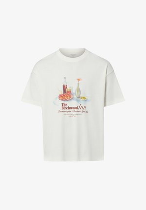 Biała koszulka z nadrukiem wazonu z kwiatem, napojami, przekąskami oraz tekstem "The Birchwood Inn" i adresem poniżej.