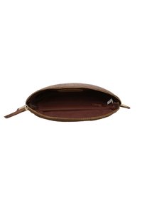 Borsetta in pelle marrone con superficie texturizzata, zip dorata e fodera in tessuto. L'interno presenta una tasca a scomparsa e ampio spazio per gli oggetti.