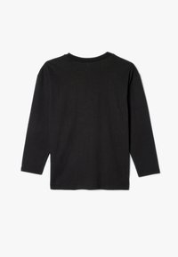 Czarny longsleeve wykonany z miękkiego materiału, z okrągłym dekoltem i gładkim tyłem, z przeszytymi brzegami i bez dodatkowych detali.