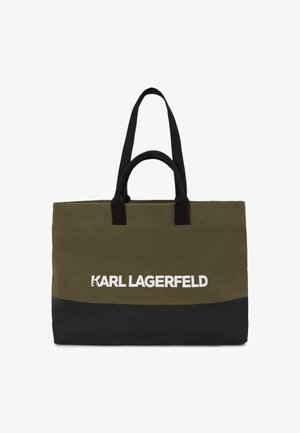 Tote bag verde y negro hecho de lona, con dos asas negras y el texto blanco "KARL LAGERFELD" en la parte frontal.