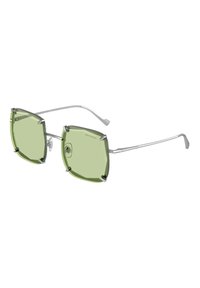 Occhiali da sole esagonali verdi con montatura in metallo argento e accenti. Presentano lenti spesse e hardware unico.
