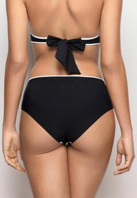 Černá bikiny sada, která obsahuje bandeau top s mašlí na zádech a vysoké kalhotky s bílým lemováním. Hladká a elastická látka.