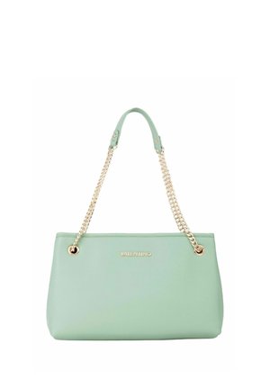 Sac à main en cuir vert menthe de forme rectangulaire, avec une bandoulière en chaîne dorée et un logo doré sur le devant. Texture lisse.