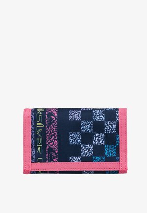 Mały materiałowy portfel z różowym obszyciem, ozdobiony pikselową szachownicą i abstrakcyjnymi kolorowymi wzorami na czarnym tle.