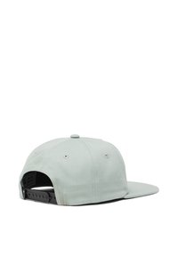 Cappello grigio chiaro con visiera piatta, costruzione in tessuto, sei fori di ventilazione e chiusura a scatto nera regolabile sul retro.