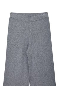Graue Strickhose mit breitem Bund und geradem Bein, ausgestattet mit einer weichen Textur und ohne sichtbare Muster oder Beschläge.