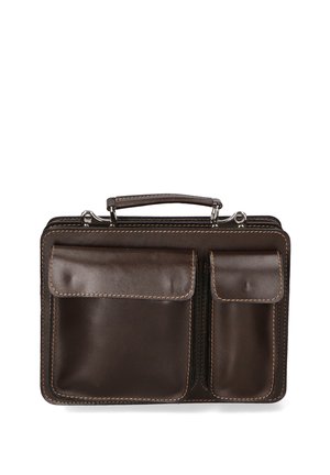 Braune Lederaktentasche mit einer strukturierten rechteckigen Form, zwei Fronttaschen, silbernem Beschlag und kontrastierendem Nähen.