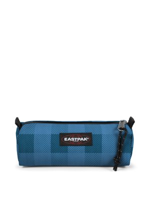 Estuche para lápices Eastpak azul a cuadros con cremallera, tirador negro y cordón en fondo blanco.