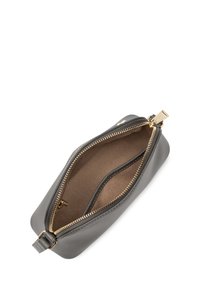 Pochette in pelle grigia con cerniera dorata, superficie liscia, forma rettangolare e interno beige. Sono visibili il tirazip e le cuciture.