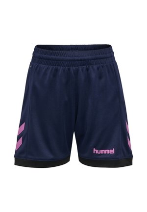 Granatowe sportowe spodenki z elastycznym pasem, czarną lamówką na dole, różowymi ukośnymi paskami po bokach i różowym logo "hummel" na przedniej prawej nogawce.