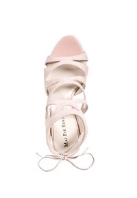 Sandalo con tacco alto in rosa pallido, caratterizzato da cinturini incrociati in suede, design con punta aperta e chiusura posteriore con laccetto, con una soletta liscia.