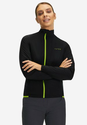 Czarna sportowa kurtka z wysokim kołnierzem, z fluorescencyjno-zielonym zamkiem błyskawicznym i detalami, wykonana z gładkiego, elastycznego materiału.