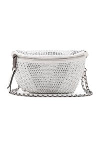 Bolso de mano blanco con adornos de tachuelas plateadas, cierre de cremallera y correa de cadena. Presenta un diseño redondeado con una superficie texturizada.