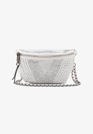 Borsa bianca con decorazioni in metallo argentato, chiusura a zip e una tracolla a catena. Presenta un design arrotondato con una superficie testurizzata.