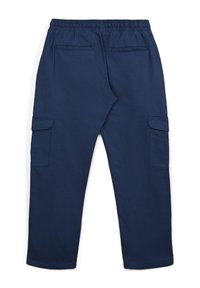 Pantalons cargo bleu marine avec taille élastique, deux poches latérales et deux poches arrière. Fabriqués en tissu lisse et léger.
