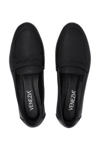 Zwarte leren instappers met een decoratieve band over de voorkant, van bovenaf weergegeven. "VENEZIA" branding zichtbaar in de schoenen.