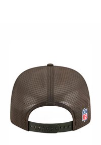 Braune Netzmütze mit runder Krone und verstellbarem Riemen. Mit Cleveland Browns Logo und NFL Logo an der Seite. Strukturiert Oberfläche.