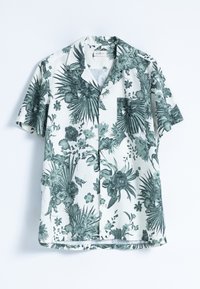 Camisa de manga corta hecha de tela ligera, con un estampado botánico verde sobre un fondo blanco, con un bolsillo en el pecho y cierre de botones.