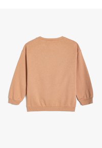 Lichtbeige pullover met een ronde hals, lange mouwen, geribbelde manchetten en een geribbelde onderkant. Zachte textuur met een relaxed fit.
