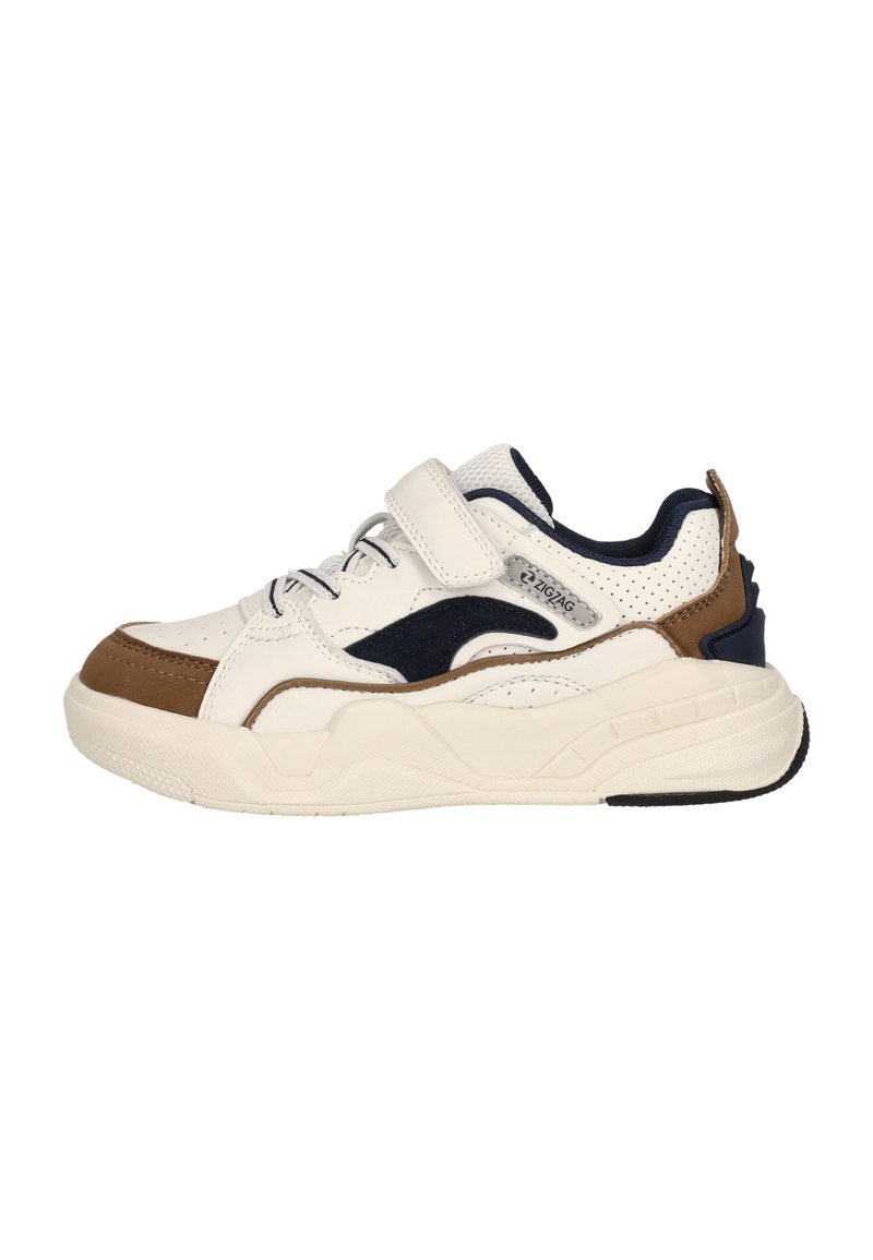 Baskets blanches avec des accents marron et bleu marine, présentant un motif texturé, une sangle velcro et une semelle épaisse et rembourrée pour un bon soutien.