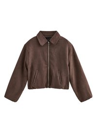 Chaqueta corta marrón hecha de tejido suave, con un collar puntiagudo, cremallera frontal y bolsillos laterales con una textura suave.