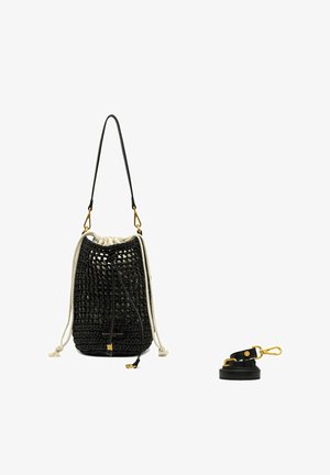 Sac seau tissé noir avec fermeture à cordon blanc, longue bandoulière noire et une sangle noire détachable supplémentaire enroulée avec des fermoirs dorés.