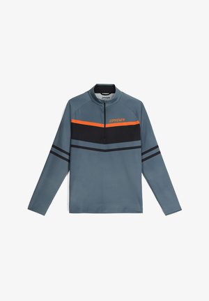 Grauer Langarmpullover mit hohem Kragen, der orange und schwarze horizontale Streifen über die Brust hat und einen Reißverschluss am Hals besitzt.