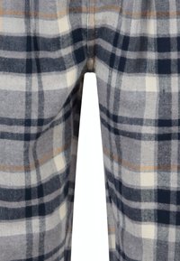 Grijs en marineblauw geruite loungebroek gemaakt van zachte flanel, met een visgraatpatroon met oranje en crèmekleurige accenten.