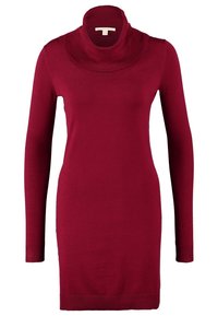 Robe col roulé rouge à manches longues, avec un col côtelé et une texture de tricot lisse. Le modèle est ajusté et arrive au-dessus du genou.