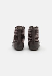 Sammet ankle boots i mörkgrått med en strukturerad yta, med en slät läderklack och gummisula, dragkedja bak.