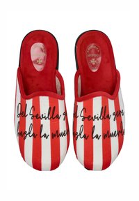 Zapatillas rayadas en rojo y blanco con una textura suave. Texto negro en la parte superior que dice "Del Sevilla hasta la muerte." Diseño anatómico.