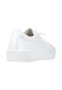 Witte leren sneaker met een glad oppervlak, ronde neus, gevoerde kraag en een getextureerde rubberen zool met horizontale strepen.